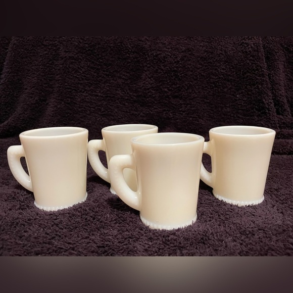 Set of four Tom and Jerry white holiday mugs - Picture 4 of 7